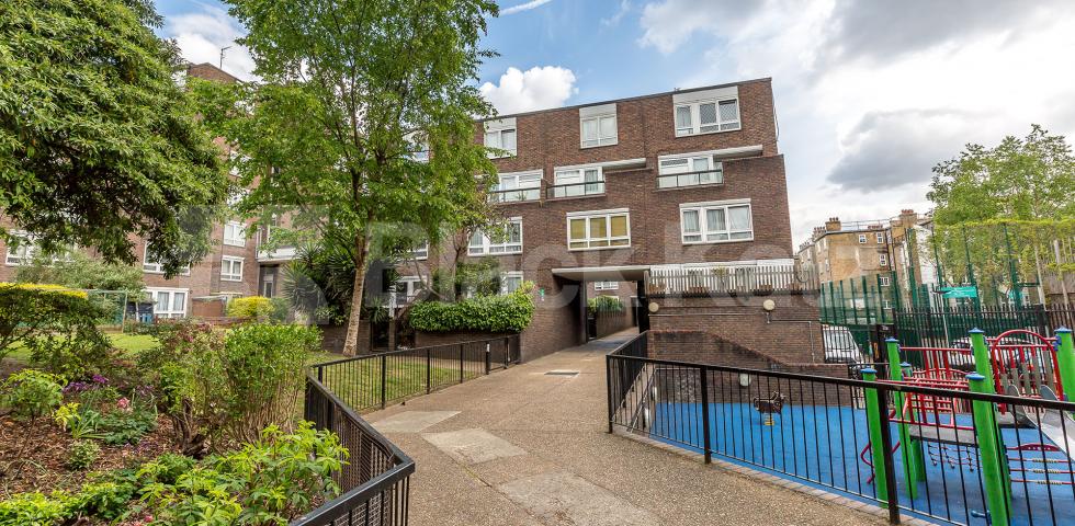 			LARGE 3/4 BED PERFECT FOR STUDENTS! AVAIL 28/6, 3 Bedroom, 1 bath, 1 reception Flat			 Oakley Square, CAMDEN 